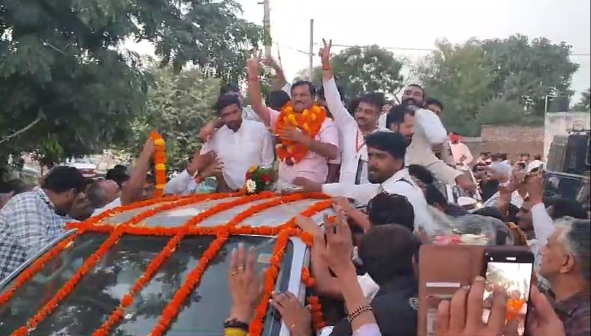 रेवाड़ी। रेवाड़ी से भाजपा प्रत्याशी लक्ष्मण सिंह यादव जीतने के बाद कार्यकर्ता उन्हें मतगणना कें रेवाड़ी। रेवाड़ी से भाजपा प्रत्याशी लक्ष्मण सिंह यादव जीतने के बाद कार्यकर्ता उन्हें मतगणना कें