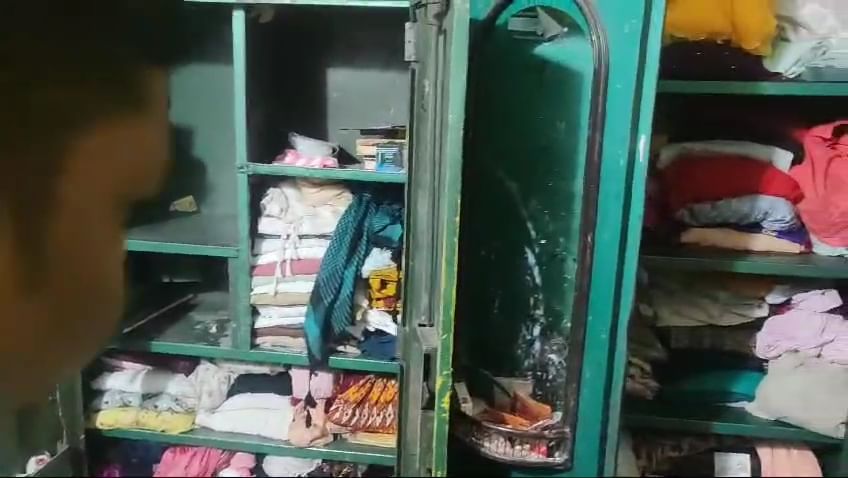 देर रात हुई चोरी की घटना की जानकारी देते परिजन