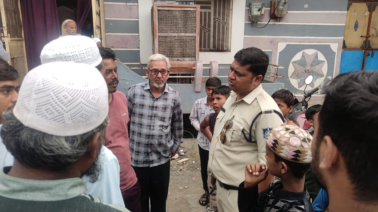 देर रात हुई चोरी की घटना की जानकारी देते परिजन