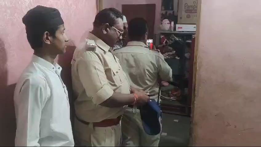 देर रात हुई चोरी की घटना की जानकारी देते परिजन