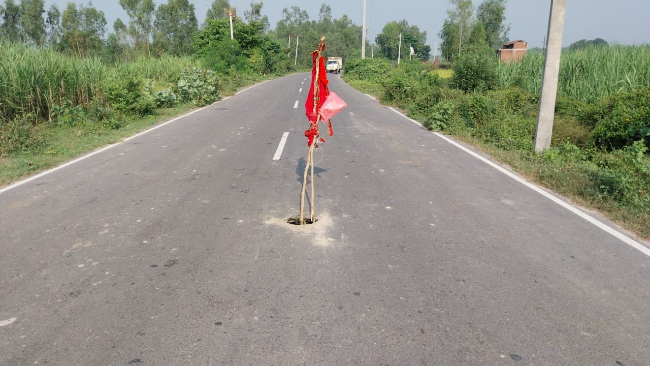 तिलहर दातागंज स्टेट हाइवे पर नौगवां गोविन्दपुर गांव के समीप सड़क पर हुआ गड्ढा। संवाद तिलहर दातागंज स्टेट हाइवे पर नौगवां गोविन्दपुर गांव के समीप सड़क पर हुआ गड्ढा। संवाद