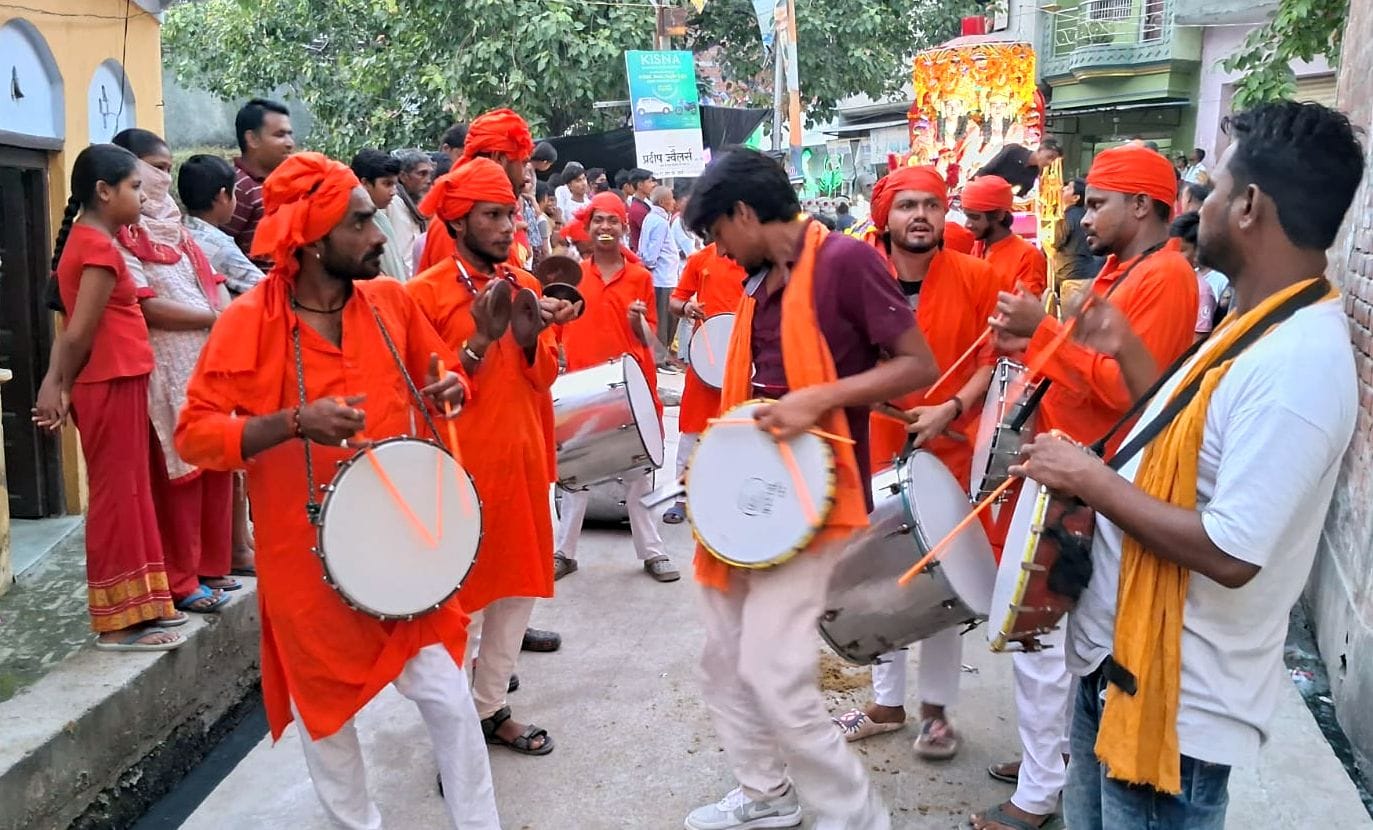 उझानी में निकली गई राम बरात में शामिल राम लक्ष्मण की झांकी। संवाद उझानी में निकली गई राम बरात में शामिल राम लक्ष्मण की झांकी। संवाद