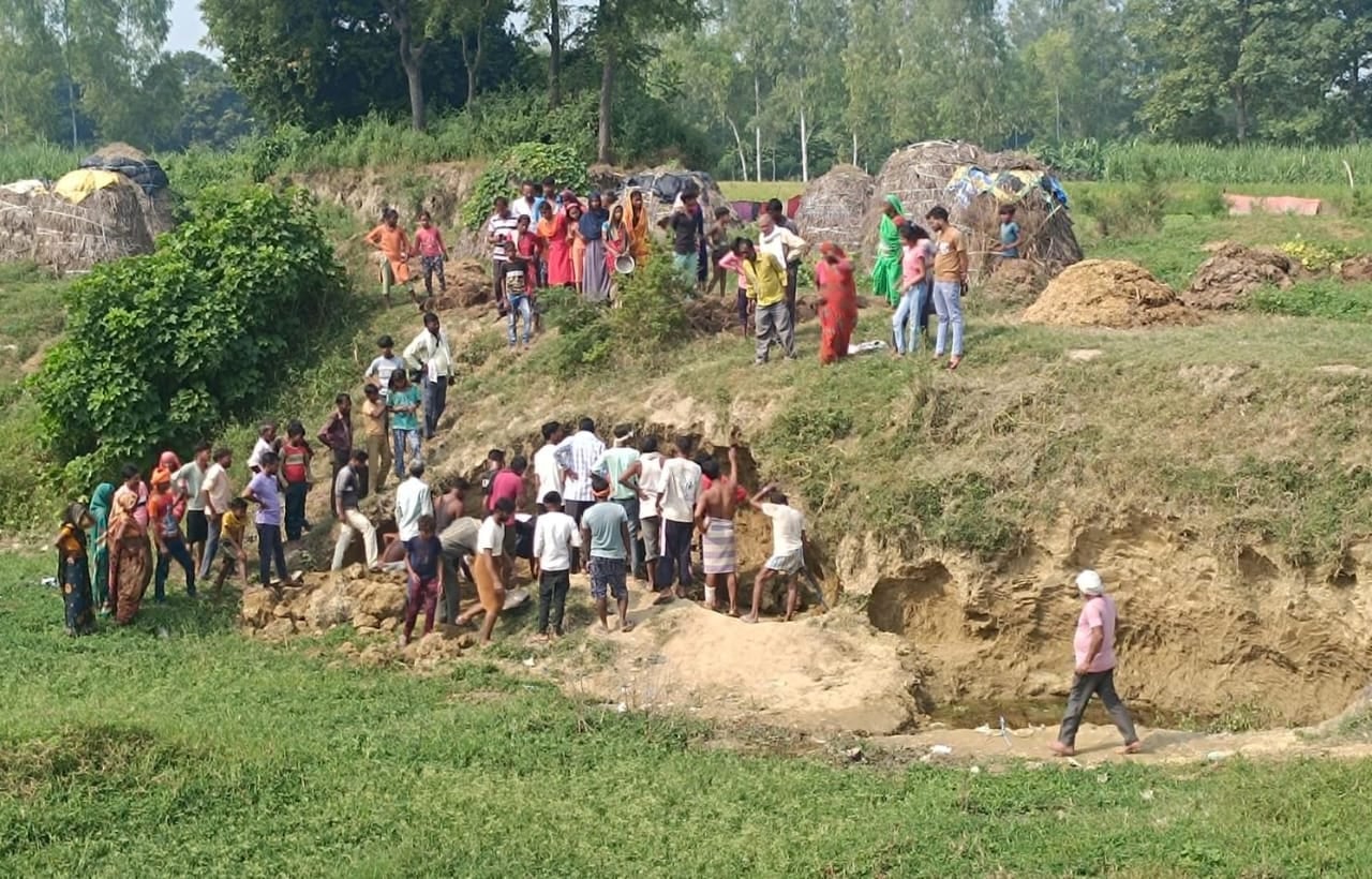 घायल बालिका को ले जाती महिलाएं  संवाद