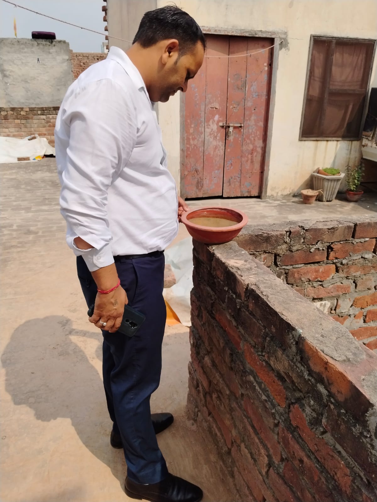 कुरुक्षेत्र। महिला का रक्त सैंपल लेता स्वास्थ्यकर्मी। कुरुक्षेत्र। महिला का रक्त सैंपल लेता स्वास्थ्यकर्मी।