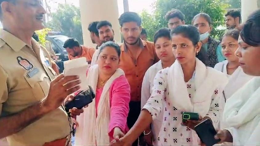मेडिकल कॉलेज में धरने पर बैठे आउटसोर्सिंग कर्मचारी। वीडियो ग्रेब