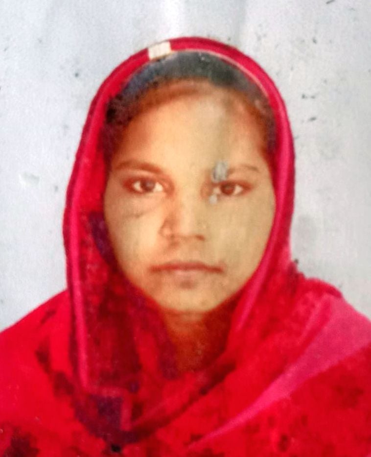 मुजरिया के गाॅव चतुरीनगला महिला की मौत की जॉंच करते प्रभारी निरीक्षक मनोज कुमार। संवाद