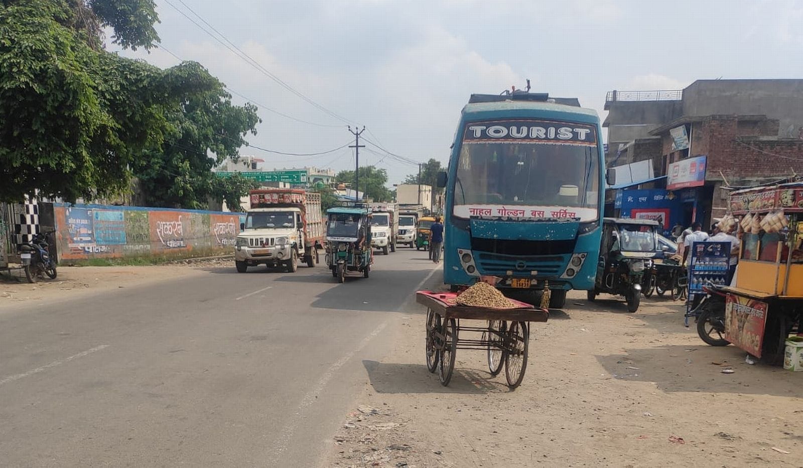 नवादा चौराहे के पास से सवारियां बैठातीं स्लीपर बसें। संवाद नवादा चौराहे के पास से सवारियां बैठातीं स्लीपर बसें। संवाद