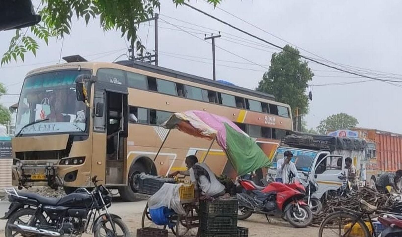 नवादा चौराहे के पास से सवारियां बैठातीं स्लीपर बसें। संवाद नवादा चौराहे के पास से सवारियां बैठातीं स्लीपर बसें। संवाद