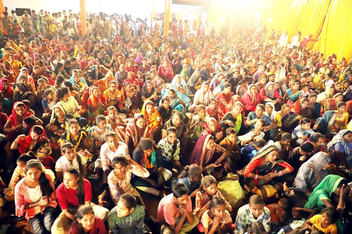 पुवायां में जागरण में भजन गाते धीरज शर्मा। संवाद पुवायां में जागरण में भजन गाते धीरज शर्मा। संवाद