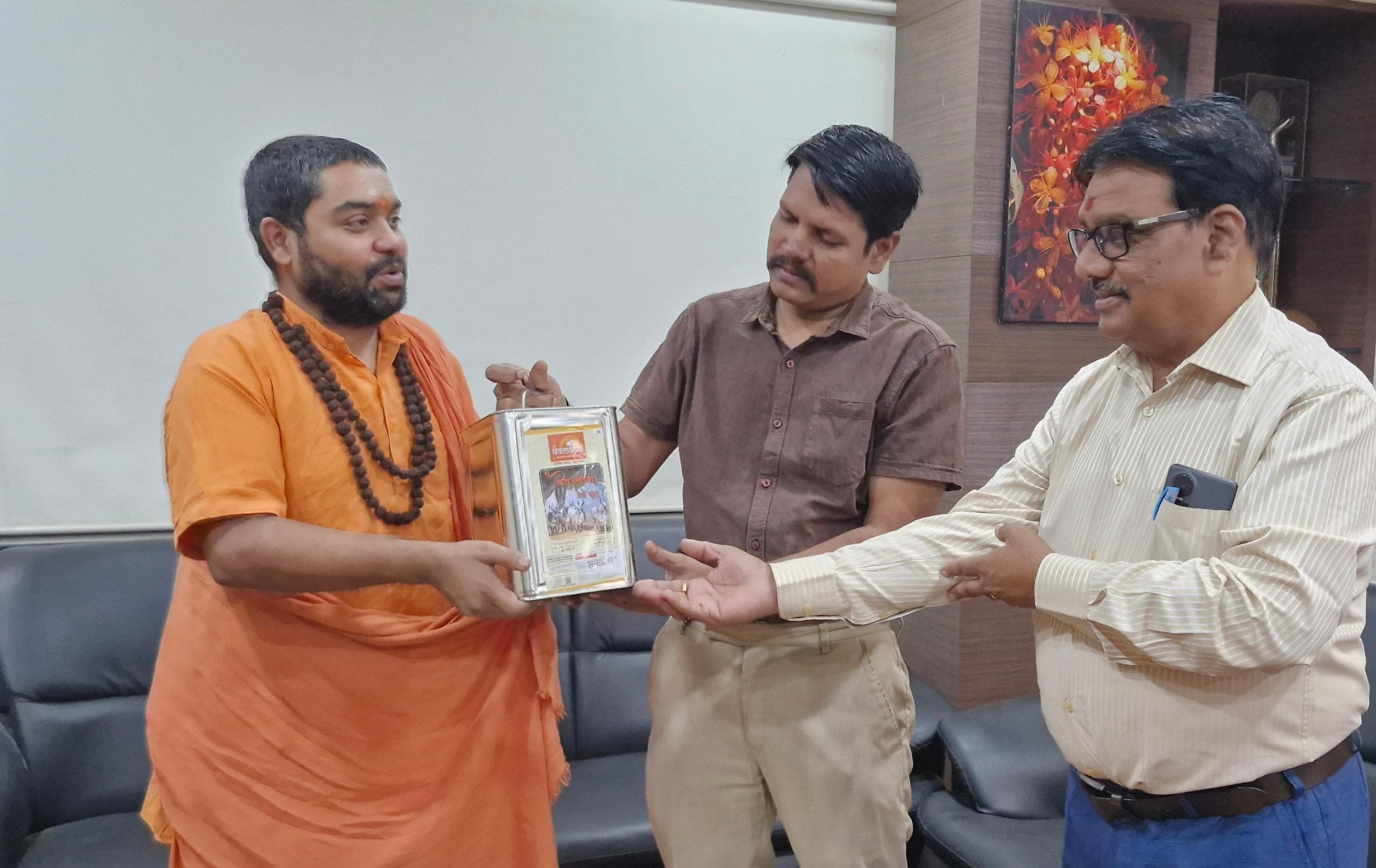 देवी स्वरूप मे सजे बाबा महाकाल, रुद्राक्ष की माला पहनी कमल के फूल भी लिए अर्पित