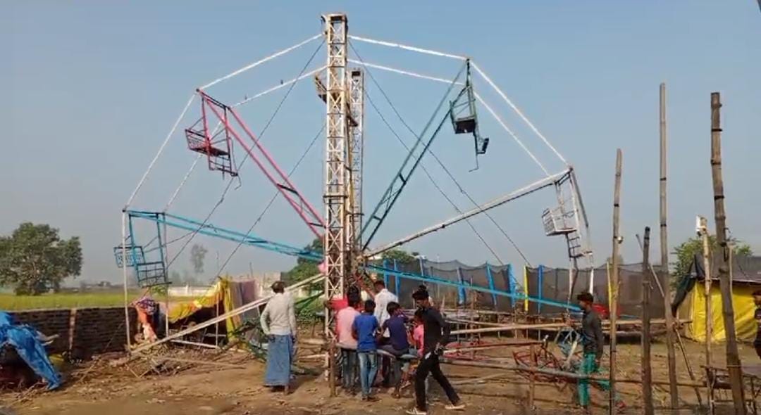 जिला अस्पताल में भर्ती झूले गिरने के हादसे में घायलों को देखने पहुंचे डीएम संजय कुमार सिंह, एस जिला अस्पताल में भर्ती झूले गिरने के हादसे में घायलों को देखने पहुंचे डीएम संजय कुमार सिंह, एस