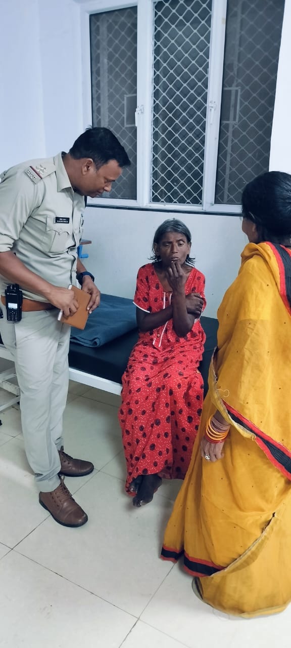 मदद करती पुलिस