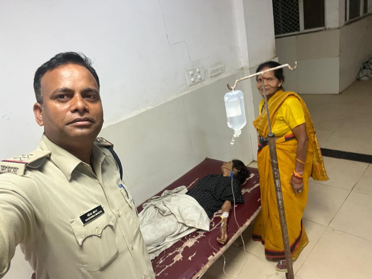 मदद करती पुलिस