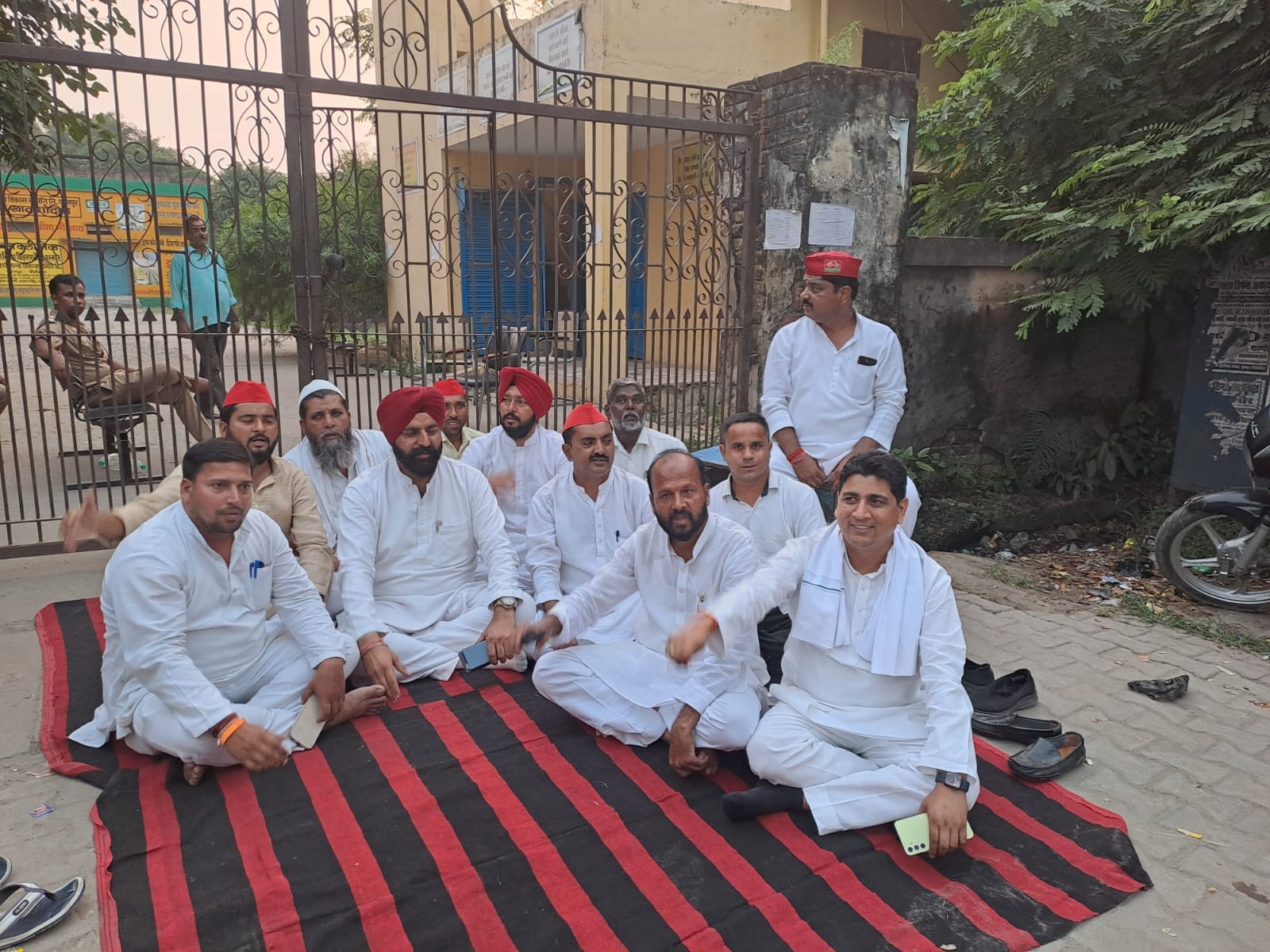 पूरनपुर में सहकारी गन्ना समिति गेट पर नामांकन पत्र लेकर खड़े लोग।संवाद पूरनपुर में सहकारी गन्ना समिति गेट पर नामांकन पत्र लेकर खड़े लोग।संवाद