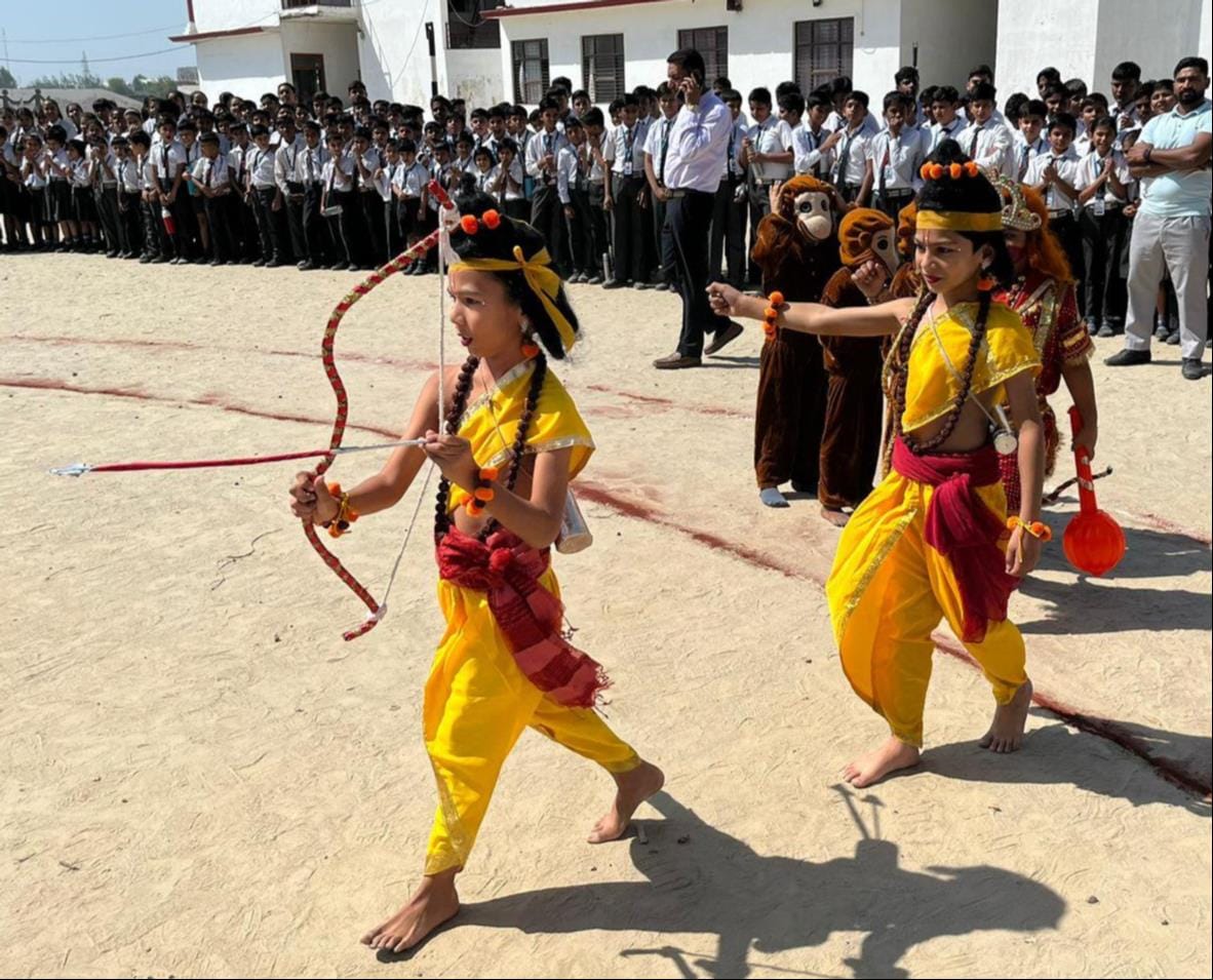 शामली स्कॉटिश स्कूल में रामलीला का मंचन करते छात्राएं । स्कूल शामली स्कॉटिश स्कूल में रामलीला का मंचन करते छात्राएं । स्कूल