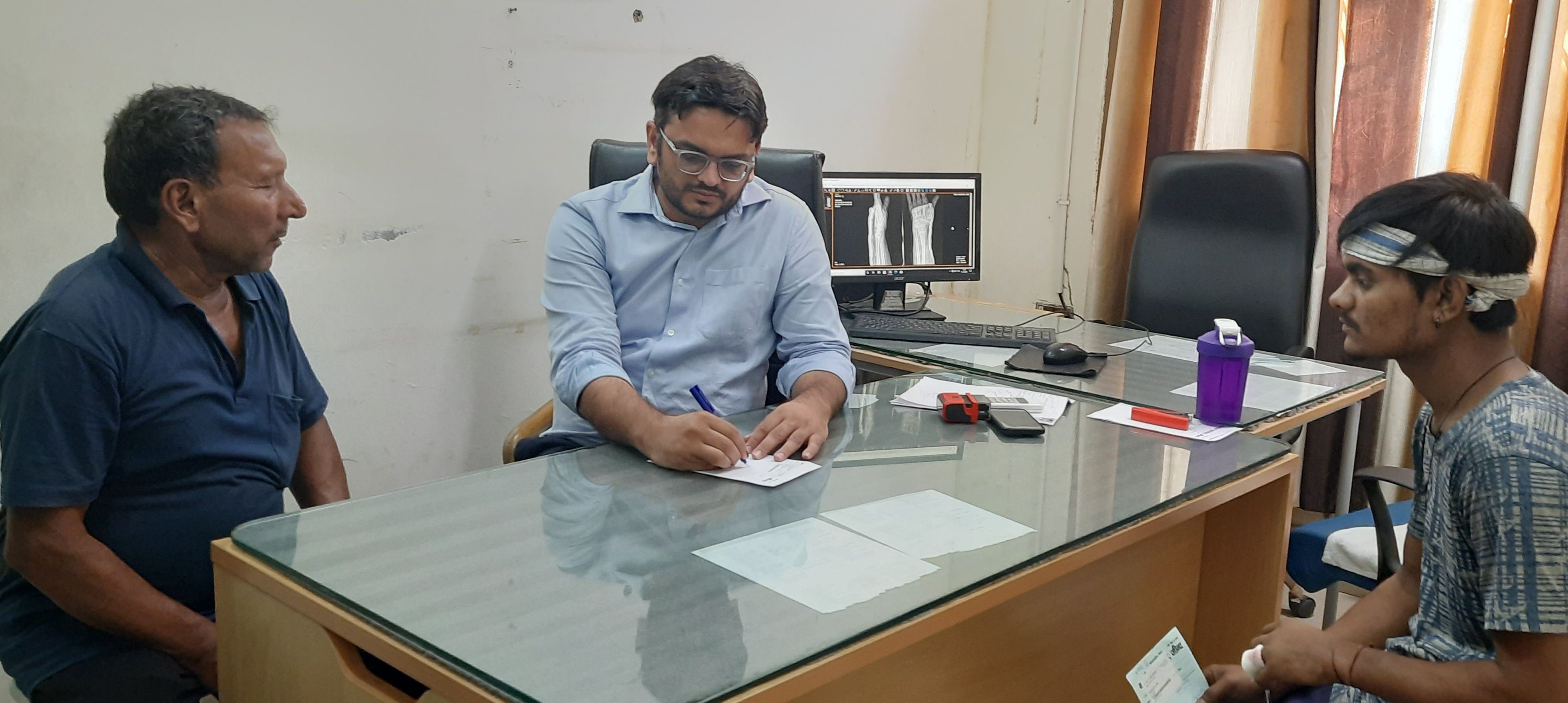 11जेएनडी08 : नागरिक अस्पताल में मरीजों का उपचार करते हड्डी रोग विशेषज्ञ डॉ. योगेश मलिक। संवाद 11जेएनडी08 : नागरिक अस्पताल में मरीजों का उपचार करते हड्डी रोग विशेषज्ञ डॉ. योगेश मलिक। संवाद