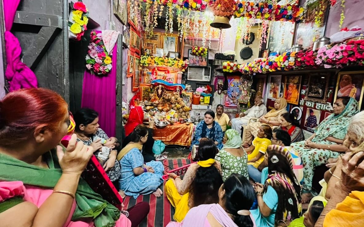 फोटो 13- सोनीपत के श्रीजी वरिष्ठ माध्यमिक विद्यालय में कन्या पूजन करती सशक्त महिला संगठन की सदस