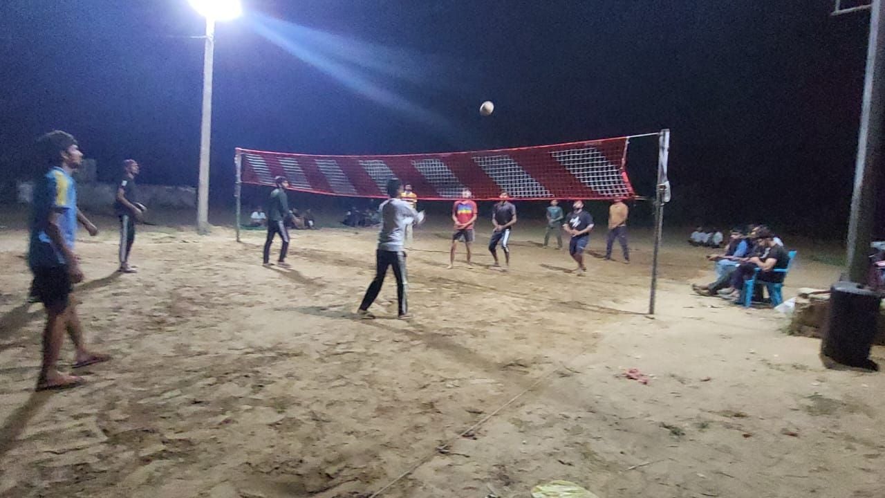 फोटो संख्या:60- माता भूरा भवानी मंदिर सिसोठ में कुश्ती प्रतियोगिता में दम दिखाते पहलवान--संवाद
