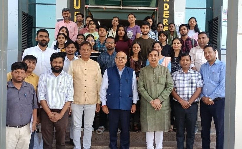 फोटो संख्या:67- कार्यक्रम में मुख्य अतिथि प्रो. एन.के. सिंह को पुष्पगुच्छ भेंट करते कुलपति प्रो