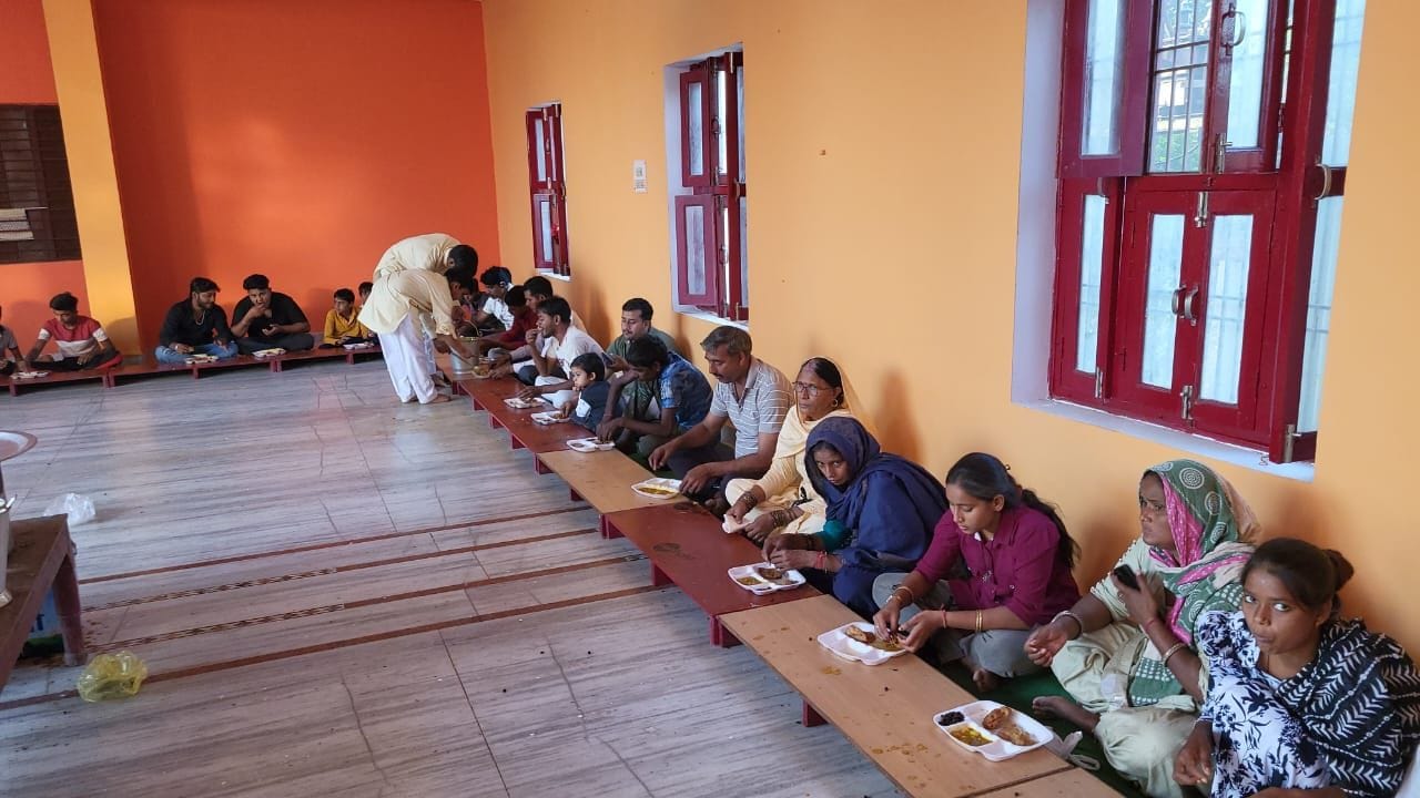 फोटो संख्या:70- सिसोठ में आयोजित खेल प्रतियोगिता में वालीबॉल  खेलते खिलाड़ी--संवाद