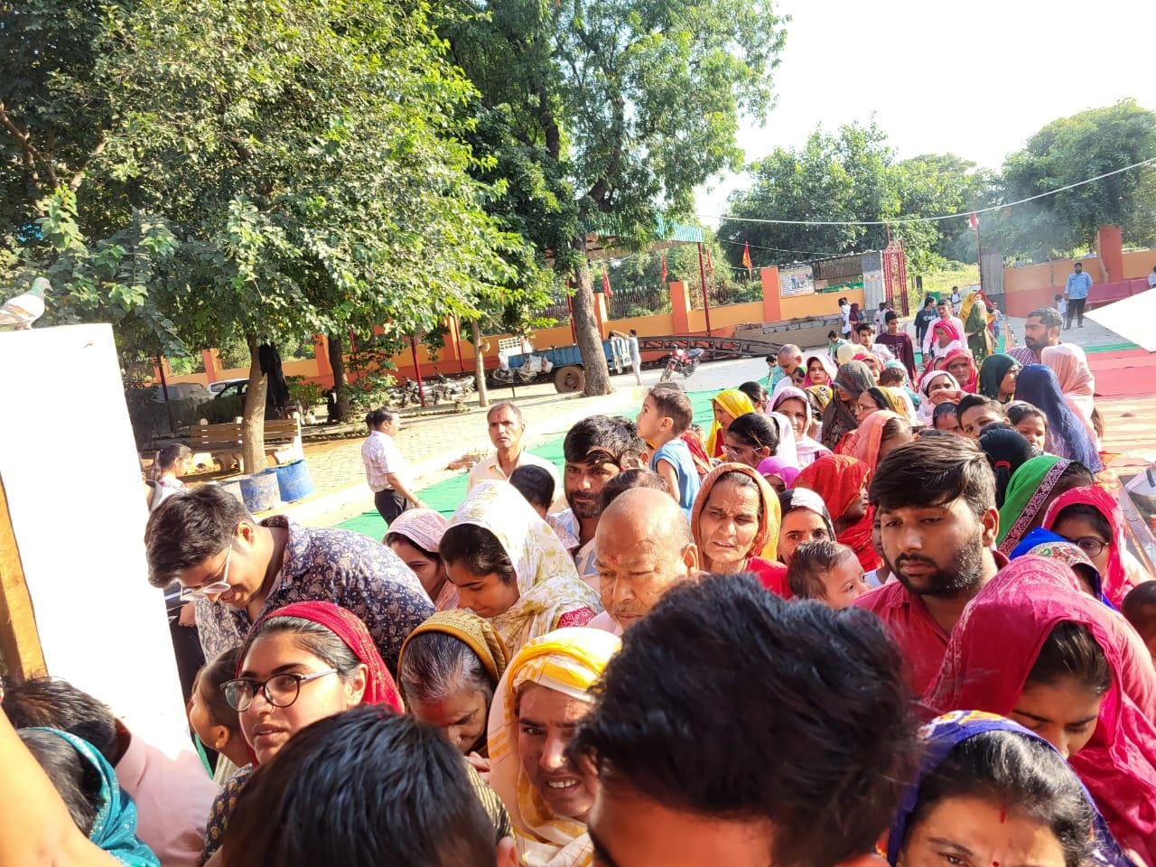 फोटो संख्या:70- सिसोठ में आयोजित खेल प्रतियोगिता में वालीबॉल  खेलते खिलाड़ी--संवाद