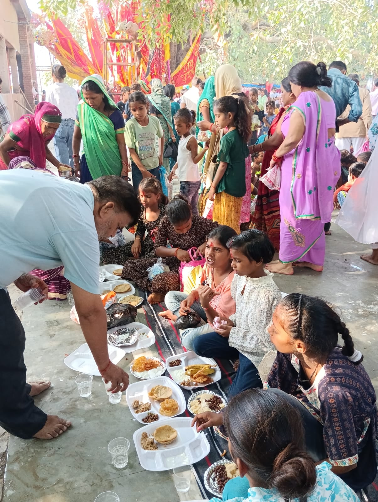 पीलीभीत की गोदावरी स्टेट कॉलोनी स्थित मां दुर्गा मंदिर में आयोजित हवन में मौजूद श्रद्धालु।स्रो पीलीभीत की गोदावरी स्टेट कॉलोनी स्थित मां दुर्गा मंदिर में आयोजित हवन में मौजूद श्रद्धालु।स्रो