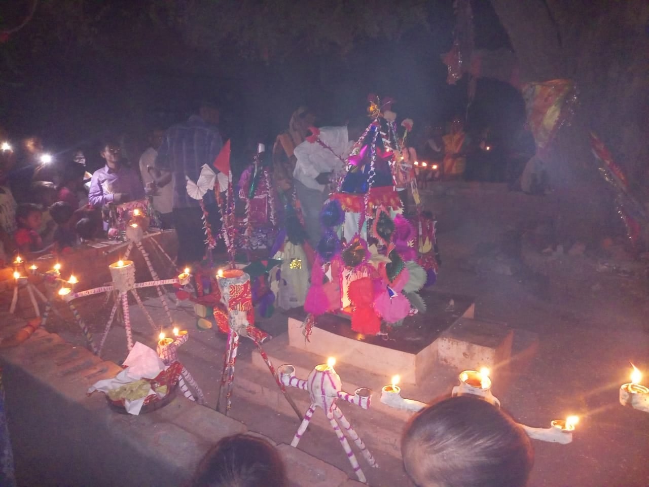 पीलीभीत की गोदावरी स्टेट कॉलोनी स्थित मां दुर्गा मंदिर में आयोजित हवन में मौजूद श्रद्धालु।स्रो पीलीभीत की गोदावरी स्टेट कॉलोनी स्थित मां दुर्गा मंदिर में आयोजित हवन में मौजूद श्रद्धालु।स्रो