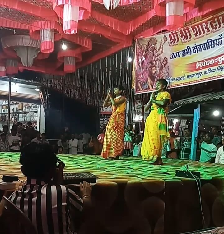 पीलीभीत की गोदावरी स्टेट कॉलोनी स्थित मां दुर्गा मंदिर में आयोजित हवन में मौजूद श्रद्धालु।स्रो पीलीभीत की गोदावरी स्टेट कॉलोनी स्थित मां दुर्गा मंदिर में आयोजित हवन में मौजूद श्रद्धालु।स्रो