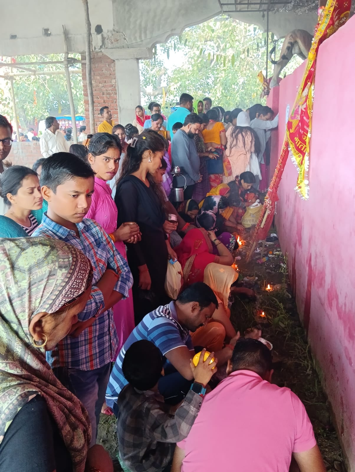 पीलीभीत की गोदावरी स्टेट कॉलोनी स्थित मां दुर्गा मंदिर में आयोजित हवन में मौजूद श्रद्धालु।स्रो पीलीभीत की गोदावरी स्टेट कॉलोनी स्थित मां दुर्गा मंदिर में आयोजित हवन में मौजूद श्रद्धालु।स्रो