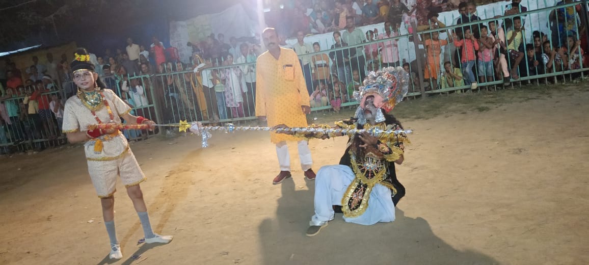 पूरनपुर के रामलीला मेला में राम-लक्षमण और विश्वामित्र संवाद लीला का मंचन करते कलाकार।स्रोत:नाट पूरनपुर के रामलीला मेला में राम-लक्षमण और विश्वामित्र संवाद लीला का मंचन करते कलाकार।स्रोत:नाट