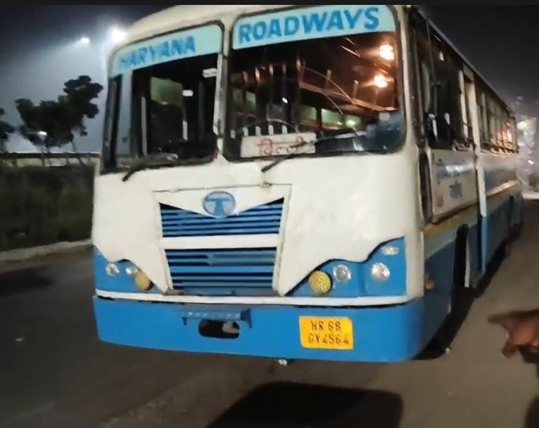 शाहाबाद। अस्पताल के इमरजेंसी वार्ड में इलाज के लिए भर्ती बस चालक। शाहाबाद। अस्पताल के इमरजेंसी वार्ड में इलाज के लिए भर्ती बस चालक।