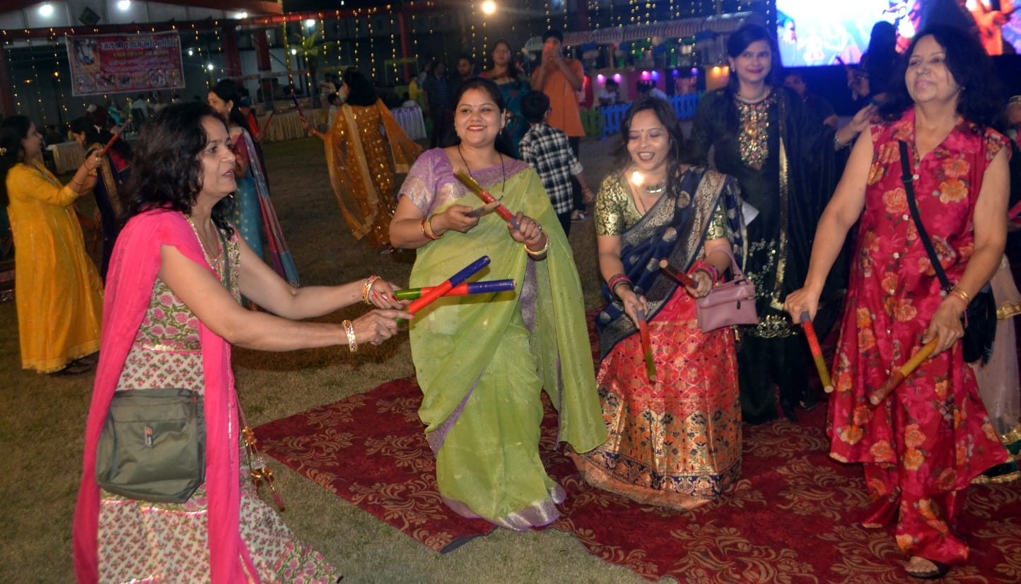 शामली में नवरात्री उत्सव में डाडियां खेलती महिलाएं और अन्य । संवाद शामली में नवरात्री उत्सव में डाडियां खेलती महिलाएं और अन्य । संवाद