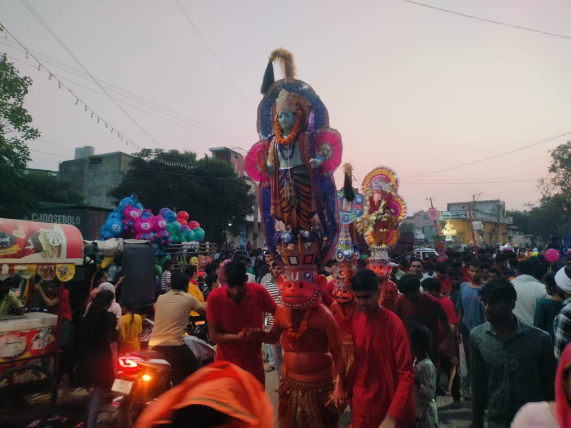 12jjrp18- झज्जर। श्री प्राचीन रामलीला कमेटी की ओर से आयोजित दशहरा उत्सव में रावण दहन के दौरान ज