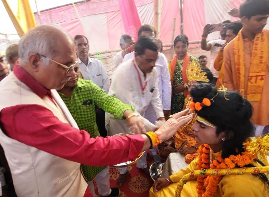 बहेड़ी। मेला श्री रामलीला परिसर में पहुंचे डीएम, एसडीएम व मीना कमेटी के पदाधिकारी। बहेड़ी। मेला श्री रामलीला परिसर में पहुंचे डीएम, एसडीएम व मीना कमेटी के पदाधिकारी।