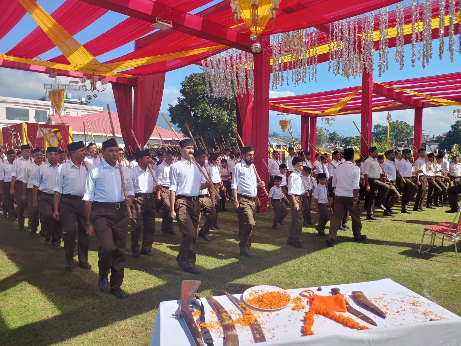 भवारना बाजार में पथ संचालन करते स्वयंसेवक। -संवाद