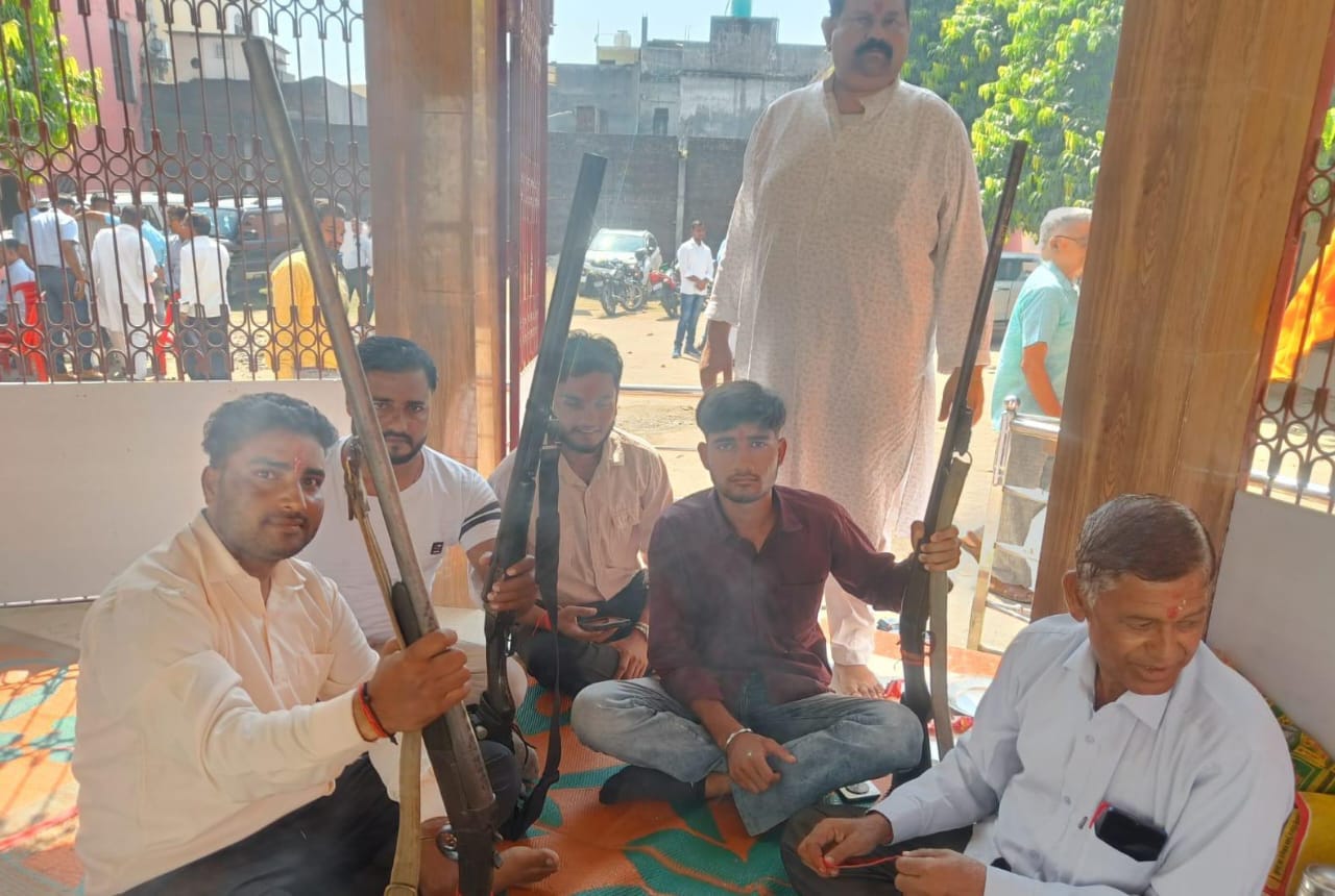 बिलसंडा के गांधी स्मारक सुंदर लाल इंटर कॉलेज में शस्त्र पूजन करते स्वयं सेवक।स्रोत:आयोजक बिलसंडा के गांधी स्मारक सुंदर लाल इंटर कॉलेज में शस्त्र पूजन करते स्वयं सेवक।स्रोत:आयोजक