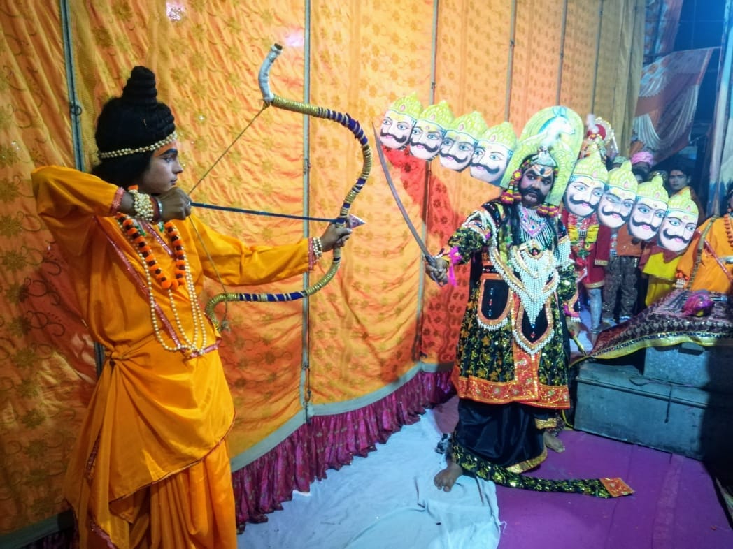 बोर्ड के मैदान में हो रही रामलीला में राम रावण युद्ध (मवाना)