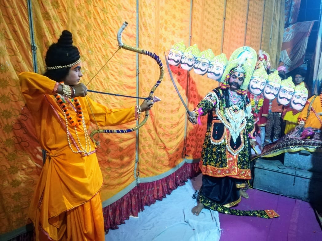 बोर्ड के मैदान में हो रही रामलीला में राम रावण युद्ध (मवाना)