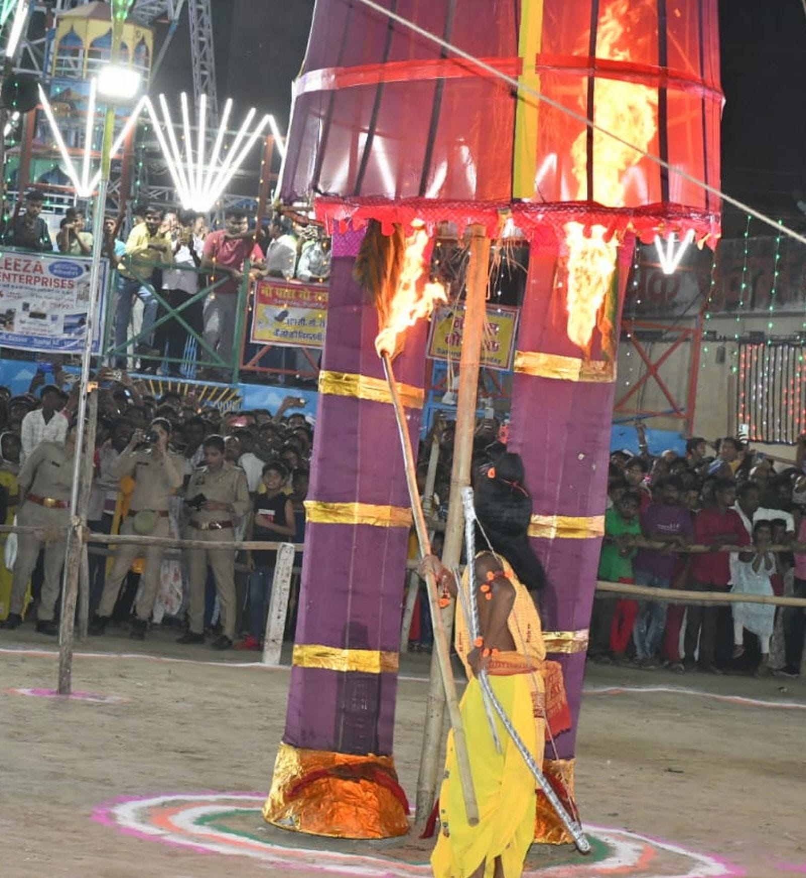कादरचौक में जलता रावण का पुतला। संवाद कादरचौक में जलता रावण का पुतला। संवाद
