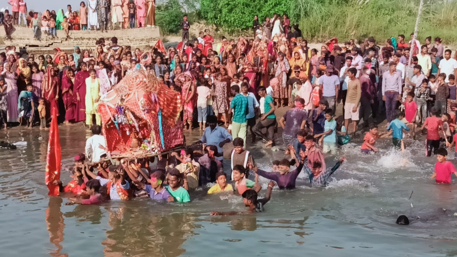 पीलीभीत में श्री नव दुर्गा पूजन व विसर्जन समारोह में शहर में निकाली गई मां दुर्गा मूर्ति विसर्ज पीलीभीत में श्री नव दुर्गा पूजन व विसर्जन समारोह में शहर में निकाली गई मां दुर्गा मूर्ति विसर्ज