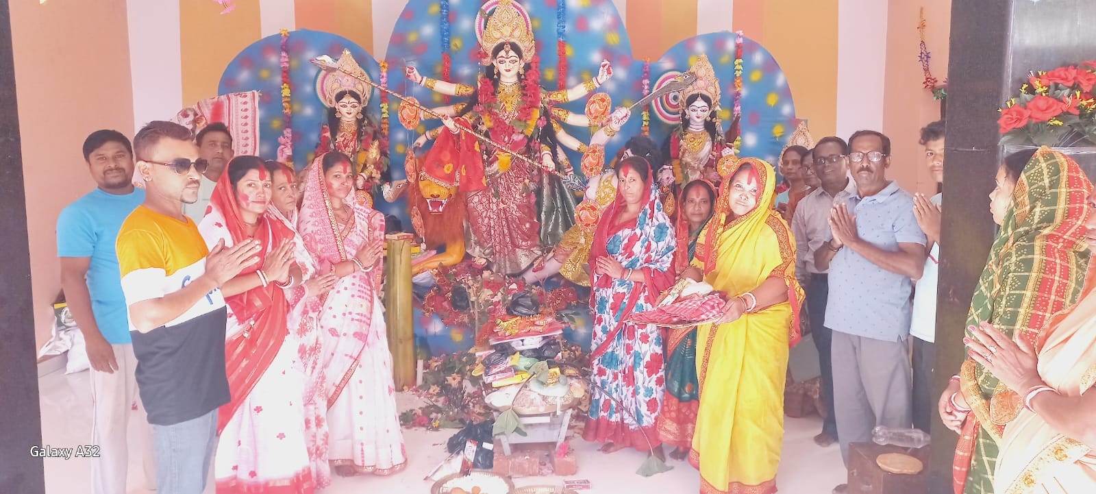 पीलीभीत में श्री नव दुर्गा पूजन व विसर्जन समारोह में शहर में निकाली गई मां दुर्गा मूर्ति विसर्ज पीलीभीत में श्री नव दुर्गा पूजन व विसर्जन समारोह में शहर में निकाली गई मां दुर्गा मूर्ति विसर्ज