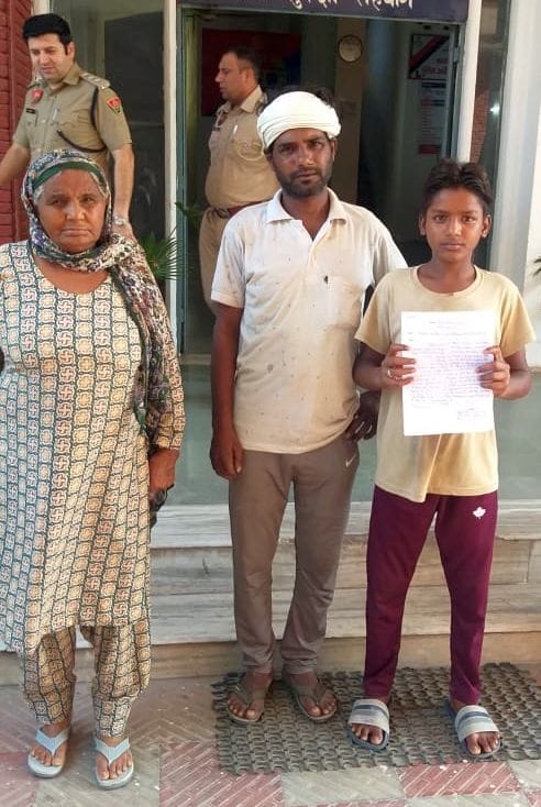 13जेएनडी04-एसपी जींद से शिकायत देने के लिए परिवार सहित पहुंची अंग्रेजो देवी। स्रोत महिला