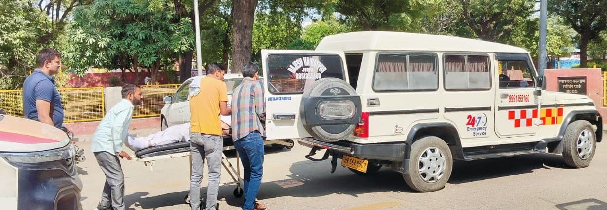 13जेएनडी24 : सड़क हादसे में घायलों को पीजीआई रोहतक लेकर जाते परिजन। संवाद 13जेएनडी24 : सड़क हादसे में घायलों को पीजीआई रोहतक लेकर जाते परिजन। संवाद