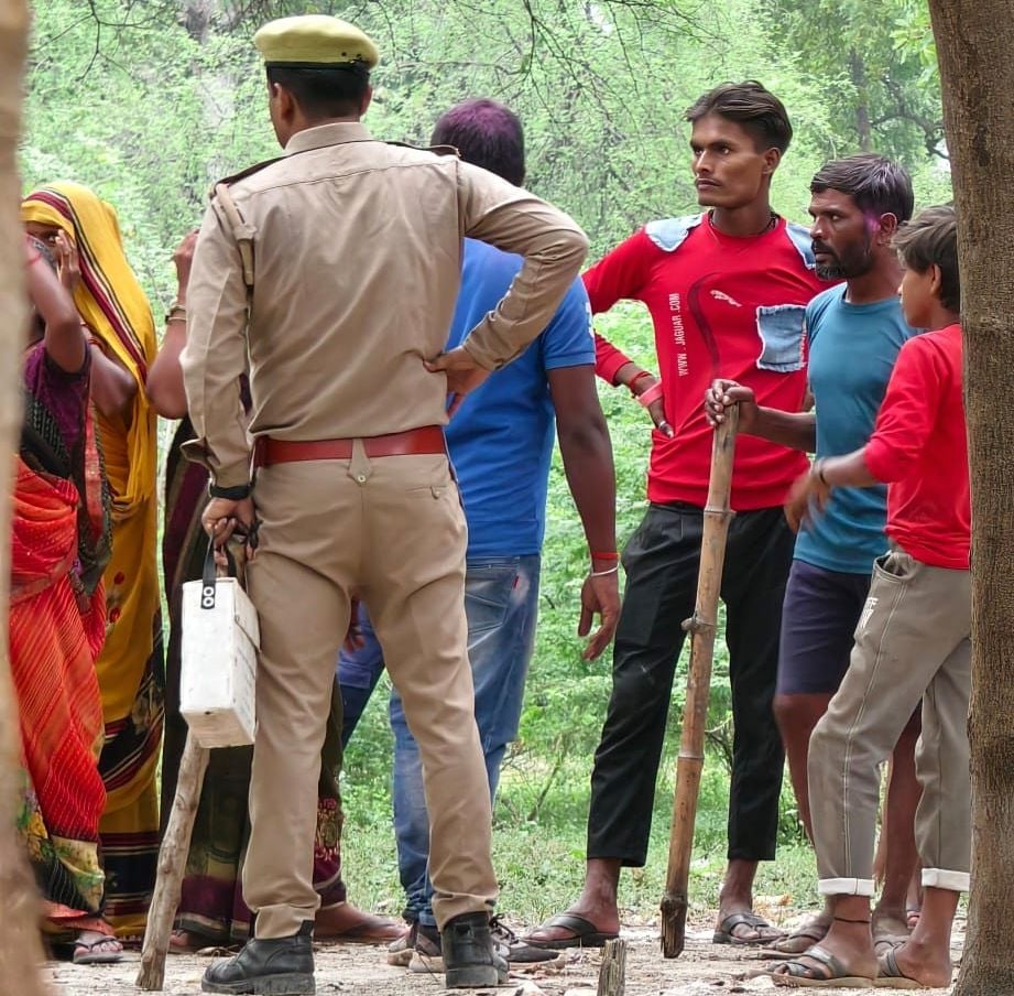 बलीपुर नारा गांव में बवाल के दौरान डीएम एसपी से बात करते विहिप के लोग। संवाद बलीपुर नारा गांव में बवाल के दौरान डीएम एसपी से बात करते विहिप के लोग। संवाद