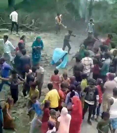 बलीपुर नारा गांव में बवाल के दौरान डीएम एसपी से बात करते विहिप के लोग। संवाद बलीपुर नारा गांव में बवाल के दौरान डीएम एसपी से बात करते विहिप के लोग। संवाद