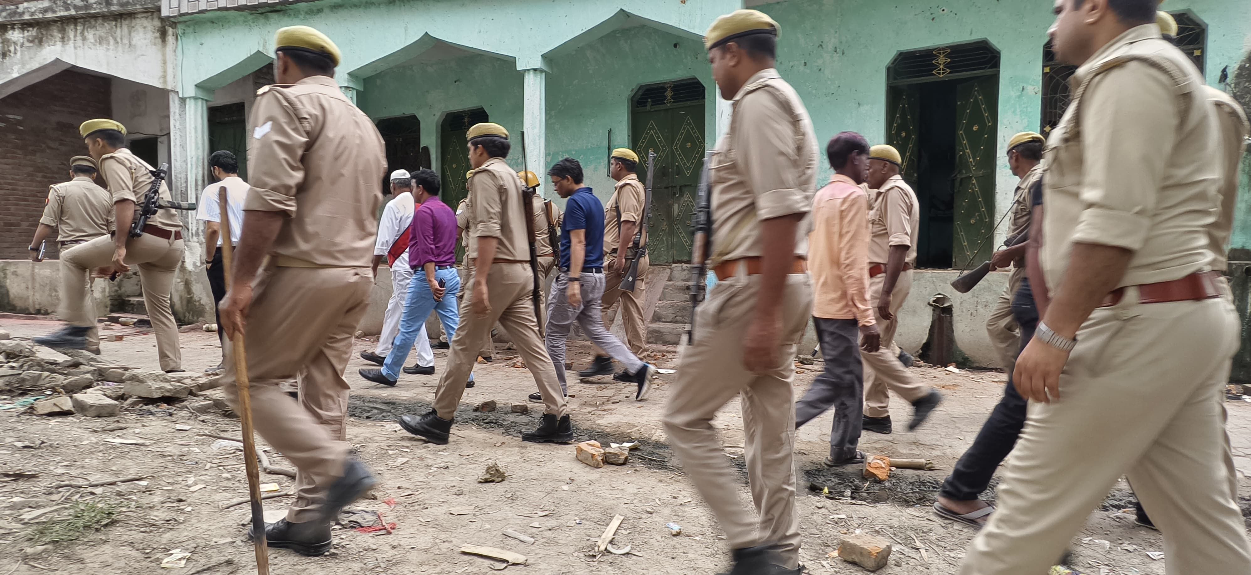 बलीपुर नारा गांव में बवाल के दौरान डीएम एसपी से बात करते विहिप के लोग। संवाद बलीपुर नारा गांव में बवाल के दौरान डीएम एसपी से बात करते विहिप के लोग। संवाद