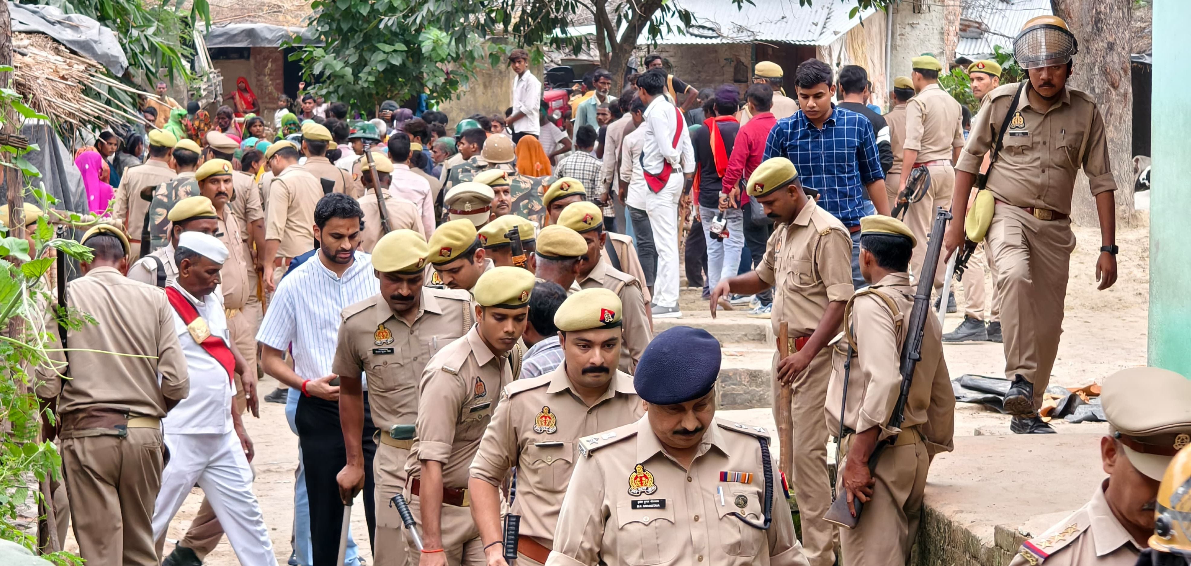 बलीपुर नारा गांव में बवाल के दौरान डीएम एसपी से बात करते विहिप के लोग। संवाद बलीपुर नारा गांव में बवाल के दौरान डीएम एसपी से बात करते विहिप के लोग। संवाद