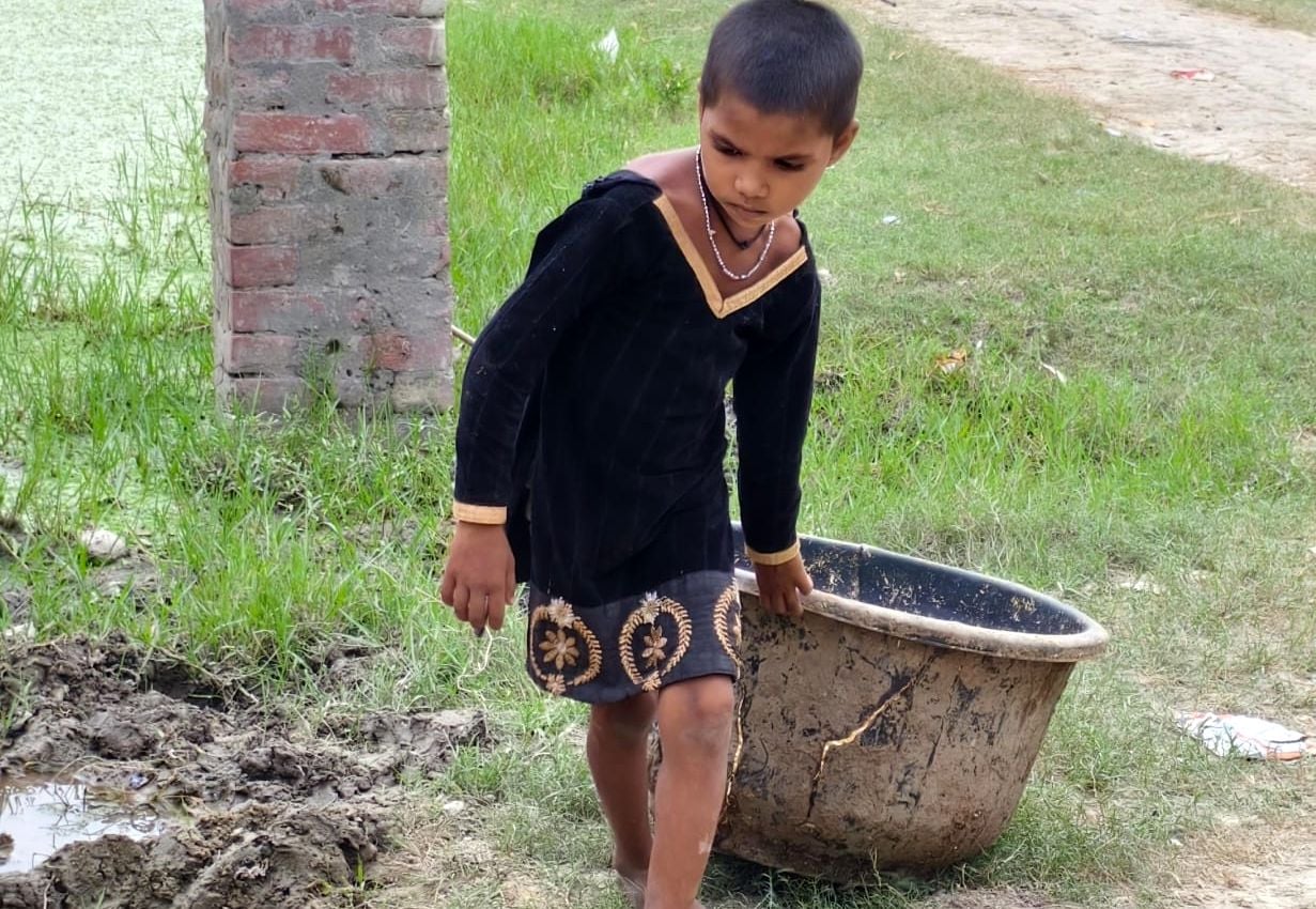 बलीपुर नारा गांव में बवाल के दौरान डीएम एसपी से बात करते विहिप के लोग। संवाद बलीपुर नारा गांव में बवाल के दौरान डीएम एसपी से बात करते विहिप के लोग। संवाद