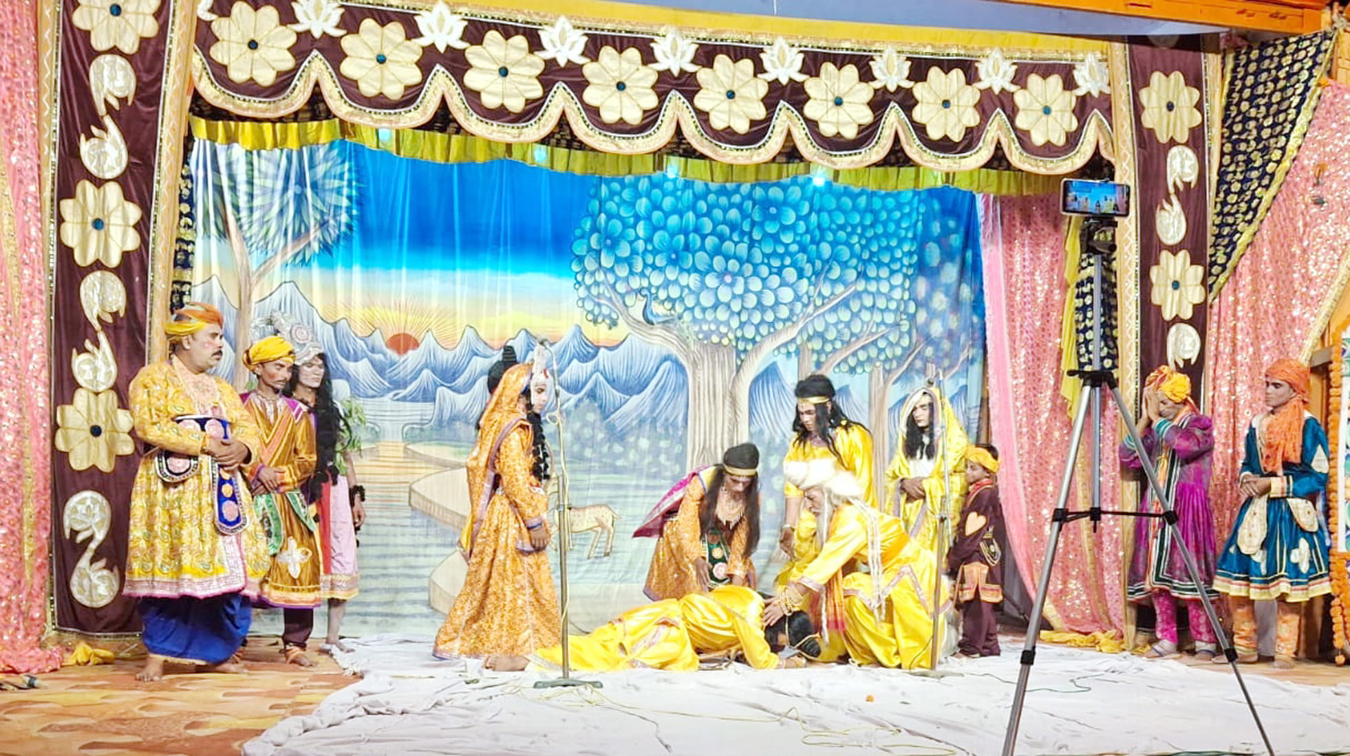 बिसौली में रामलीला का मंचन करते कलाकार। संवाद बिसौली में रामलीला का मंचन करते कलाकार। संवाद