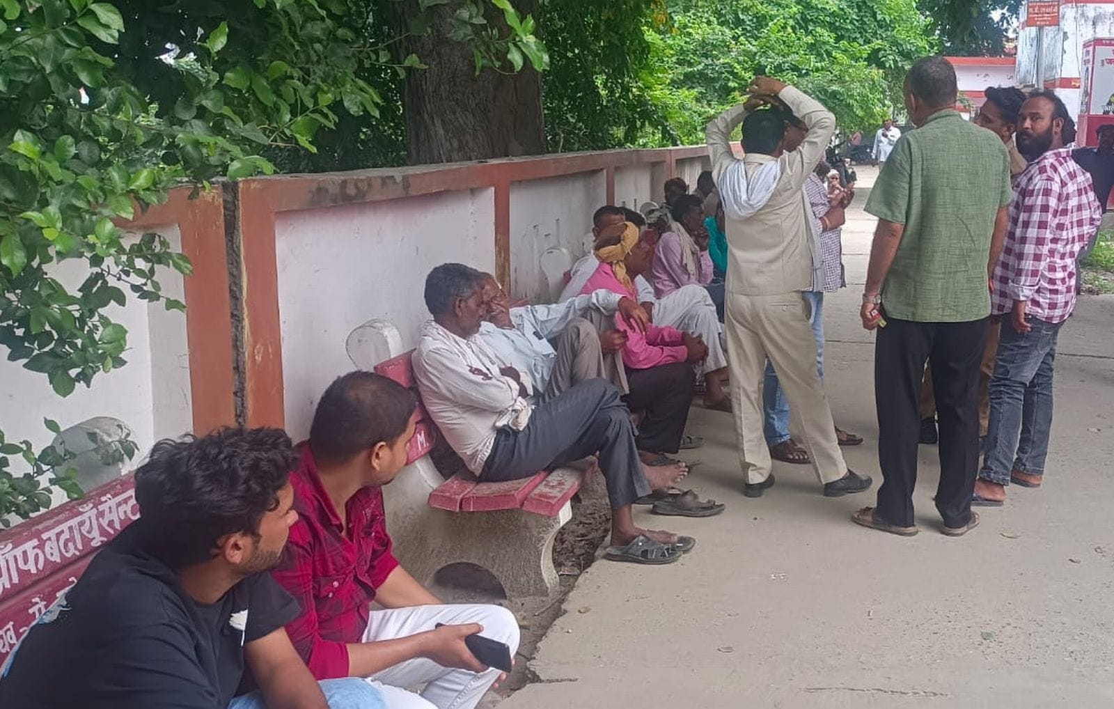 हजरतपुर क्षेत्र में जाम के दौरान मौके पर मौजूद पुलिस। संवाद हजरतपुर क्षेत्र में जाम के दौरान मौके पर मौजूद पुलिस। संवाद